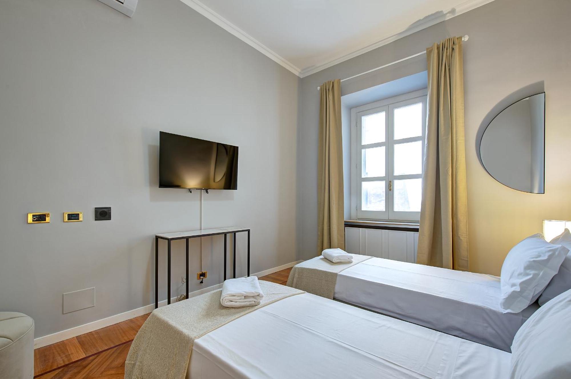 Irex Shining Near Colosseo * Roma