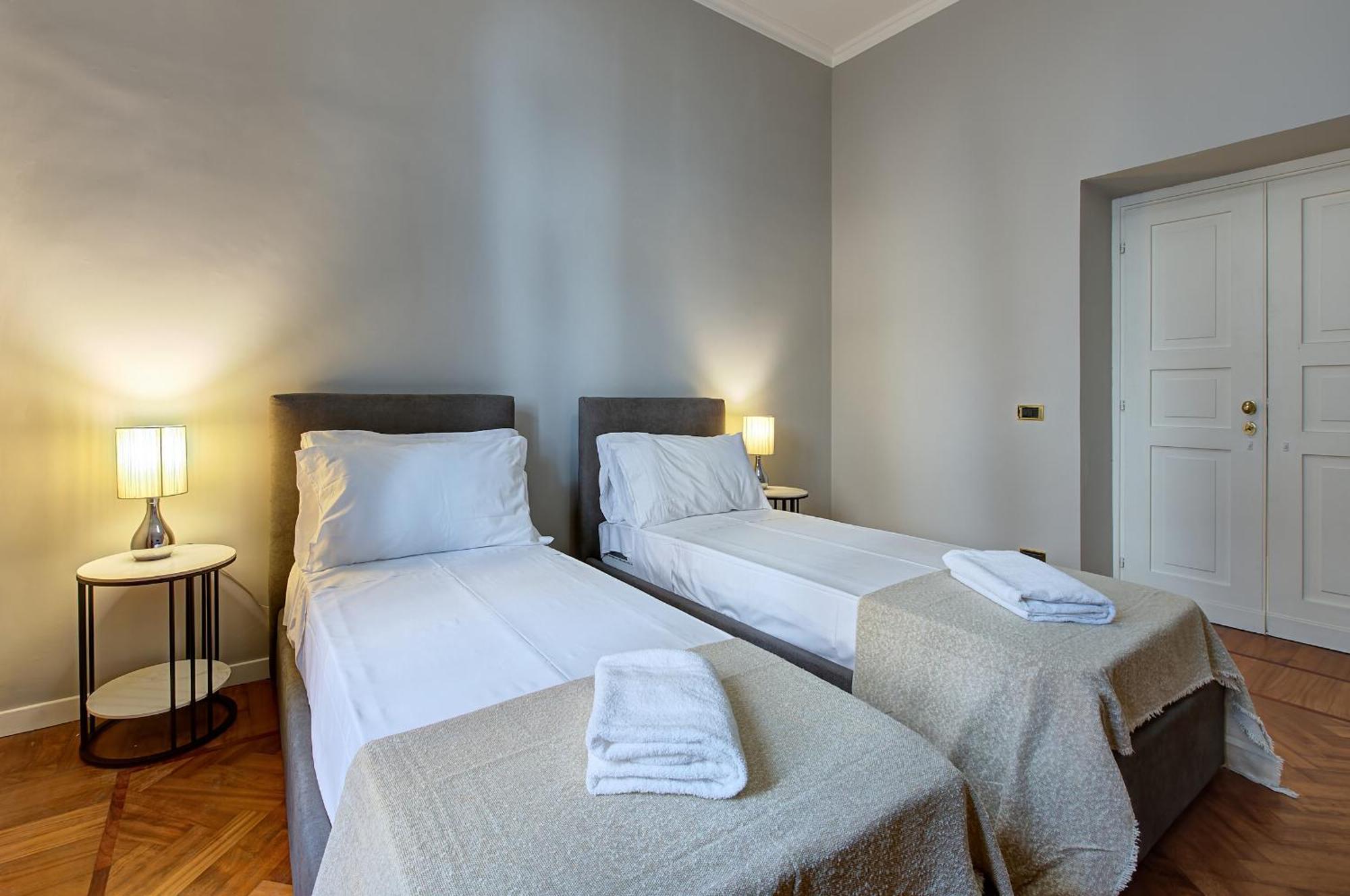 Irex Shining Near Colosseo * Roma