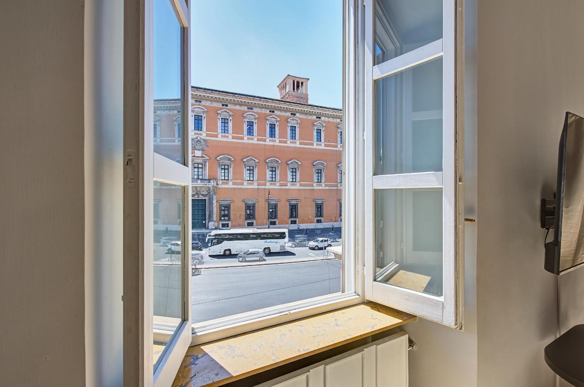 Irex Shining Near Colosseo * Roma