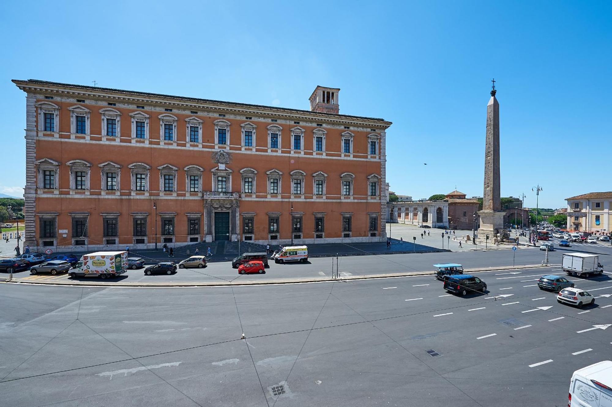 Irex Shining Near Colosseo Roma