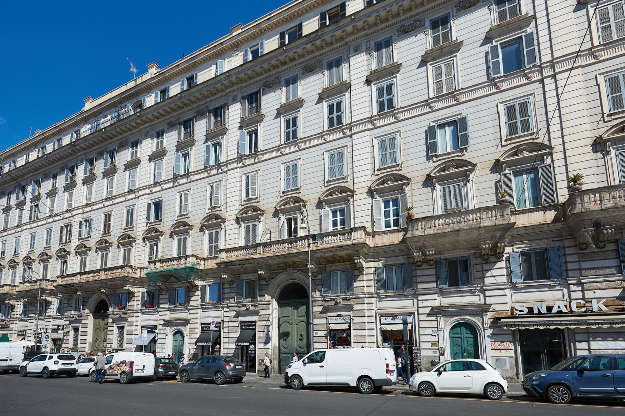 Irex Shining Near Colosseo * Roma